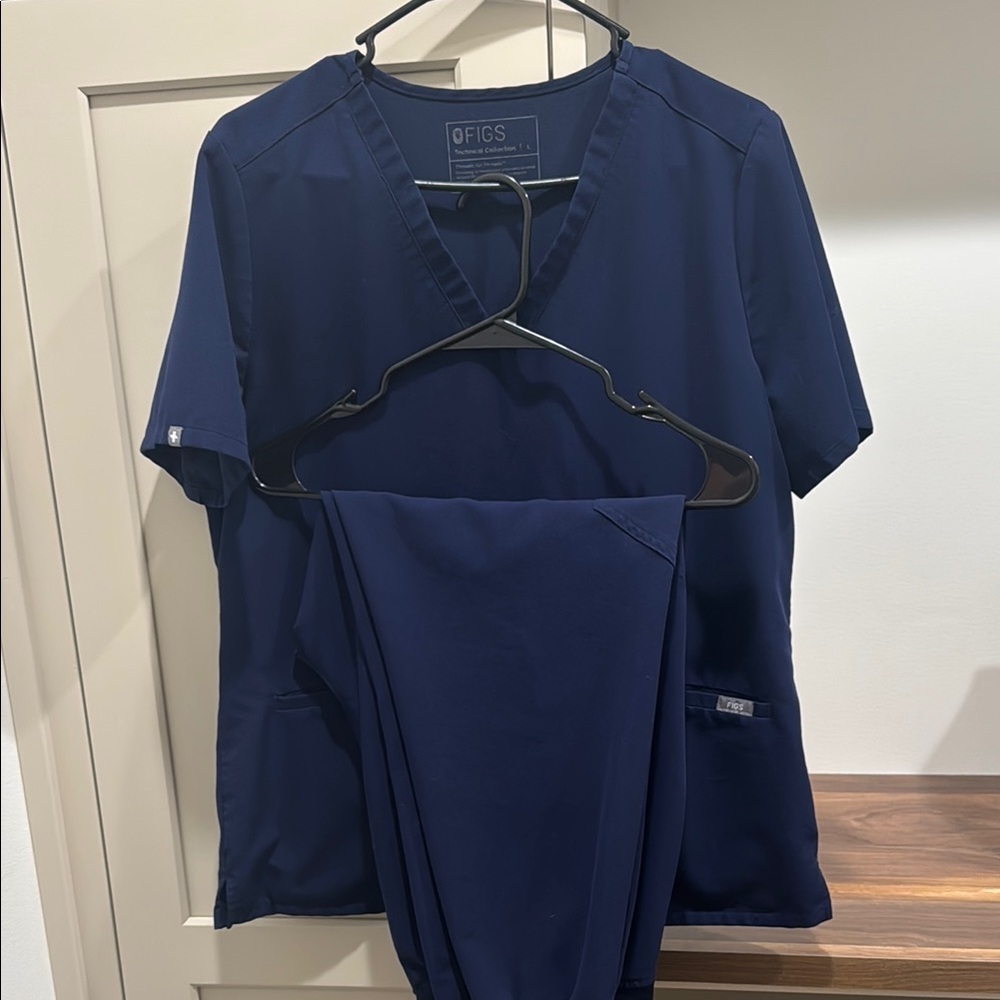 Figs Scrub Set in Navy Large Top, Large Petite Jogger Bottoms